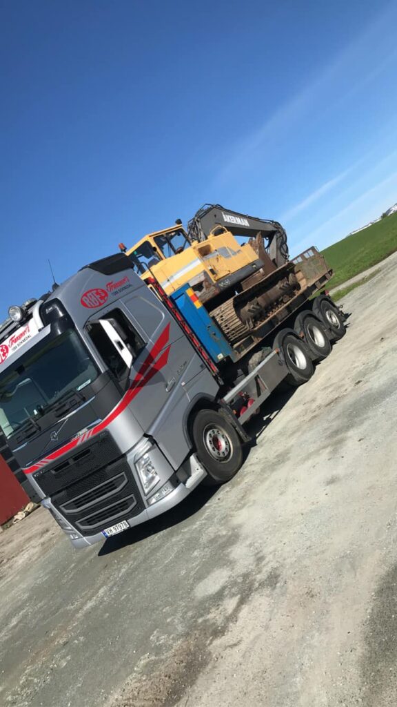 Lastebil fra Røes med gravemaskin bak